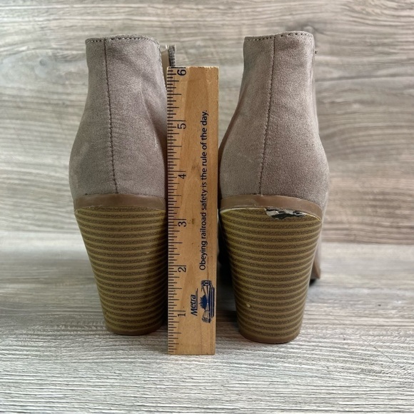 Banana Republic ankle beige heeled booties size 7. Well worn, please see photos. - Picture 7 of 12